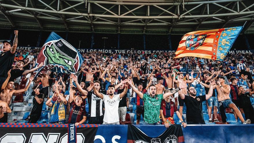 Levante Fans, animando en el Ciutat de València.