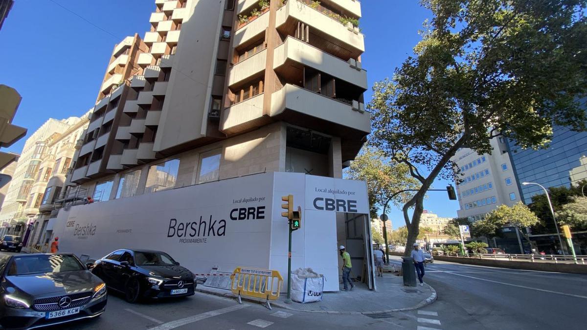 Nueva tienda de dos plantas de Bershka, entre las Avenidas y la calle Bisbe Perelló. | MIGUEL VICENS