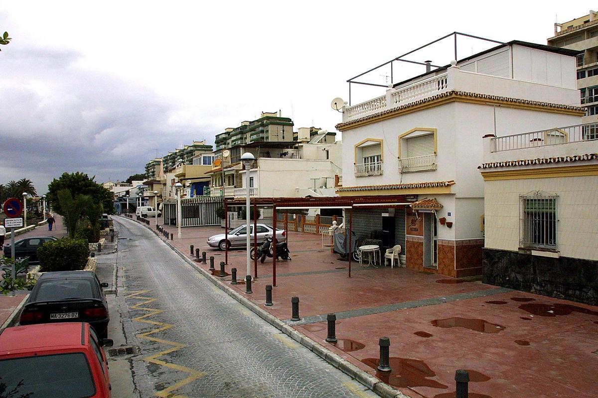 Foto de archivo de la calle Banda del Mar, con la carretera junto al paseo marítimo.