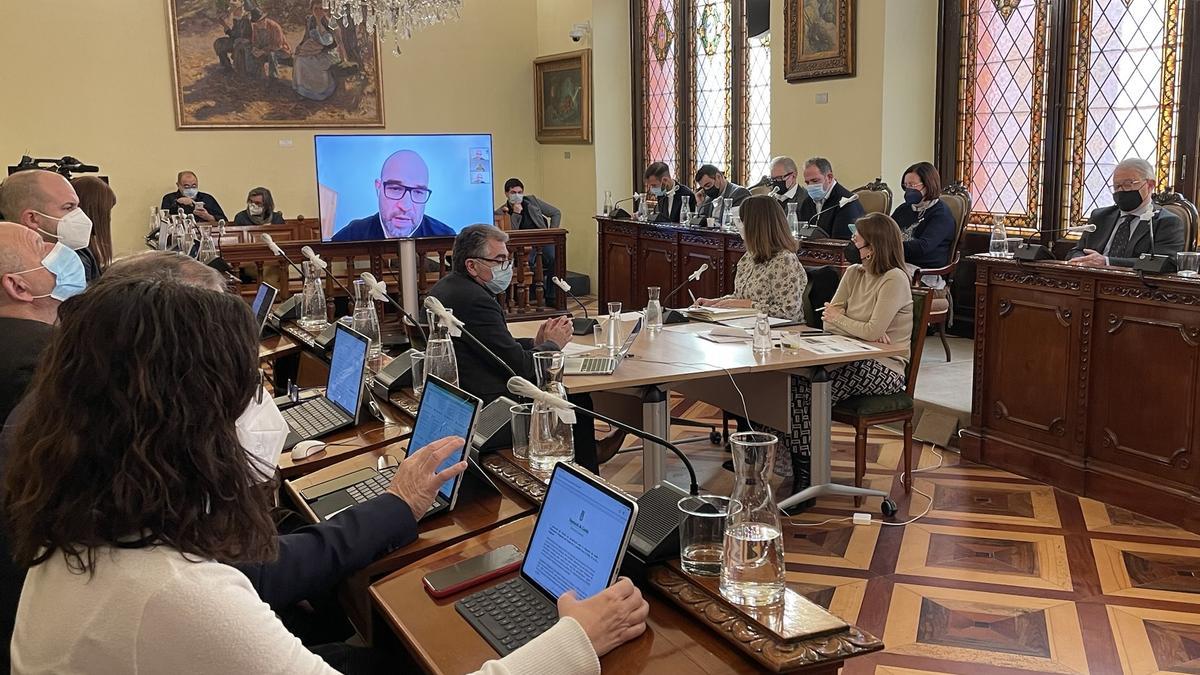 Pleno mixto este pasado lunes en la Diputación de Lleida, con un diputado participando de forma telemática.