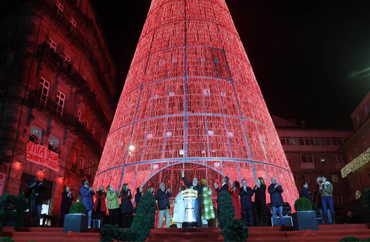 Vigo enciende la Navidad más grande de su historia ante miles de personas