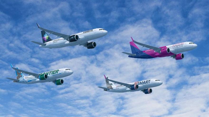 Aviones del modelo 320 neo en varias libreas. // Airbus