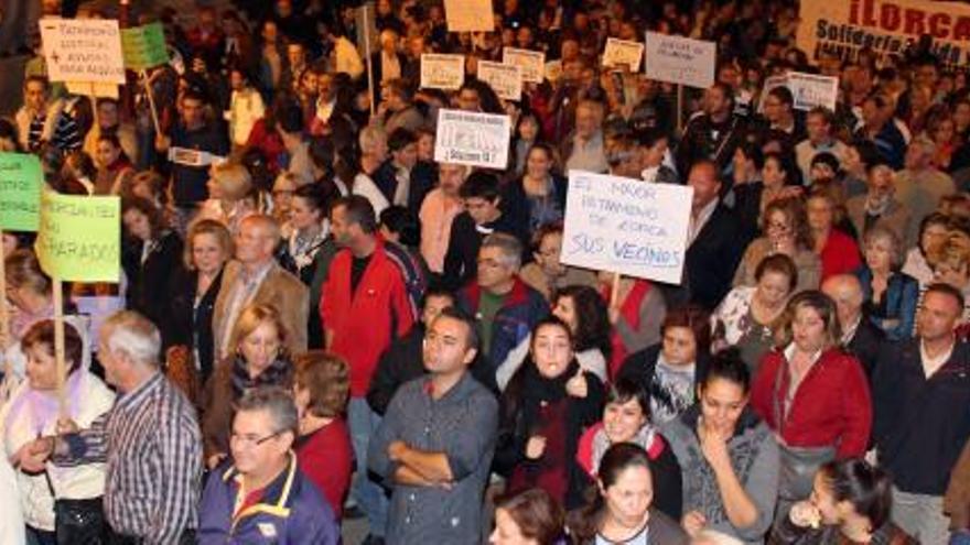 Los manifestantes se echaron ayer a la calle movilizados por la Asamblea de Vecinos de Lorca.