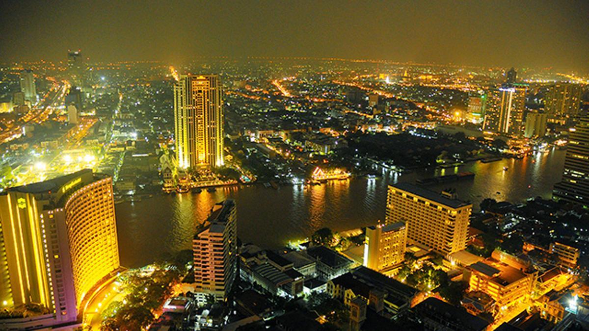 Vista nocturna del río Chao Phraya, que atraviesa Bangkok de norte a sur. Es su calle más transitada