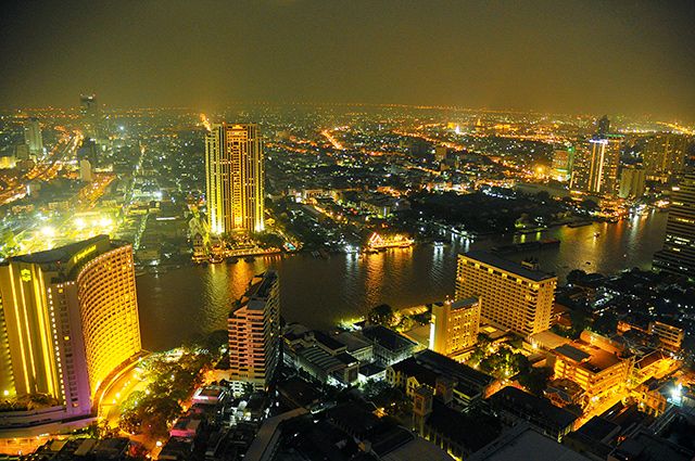 Vista nocturna del río Chao Phraya, que atraviesa Bangkok de norte a sur. Es su calle más transitada