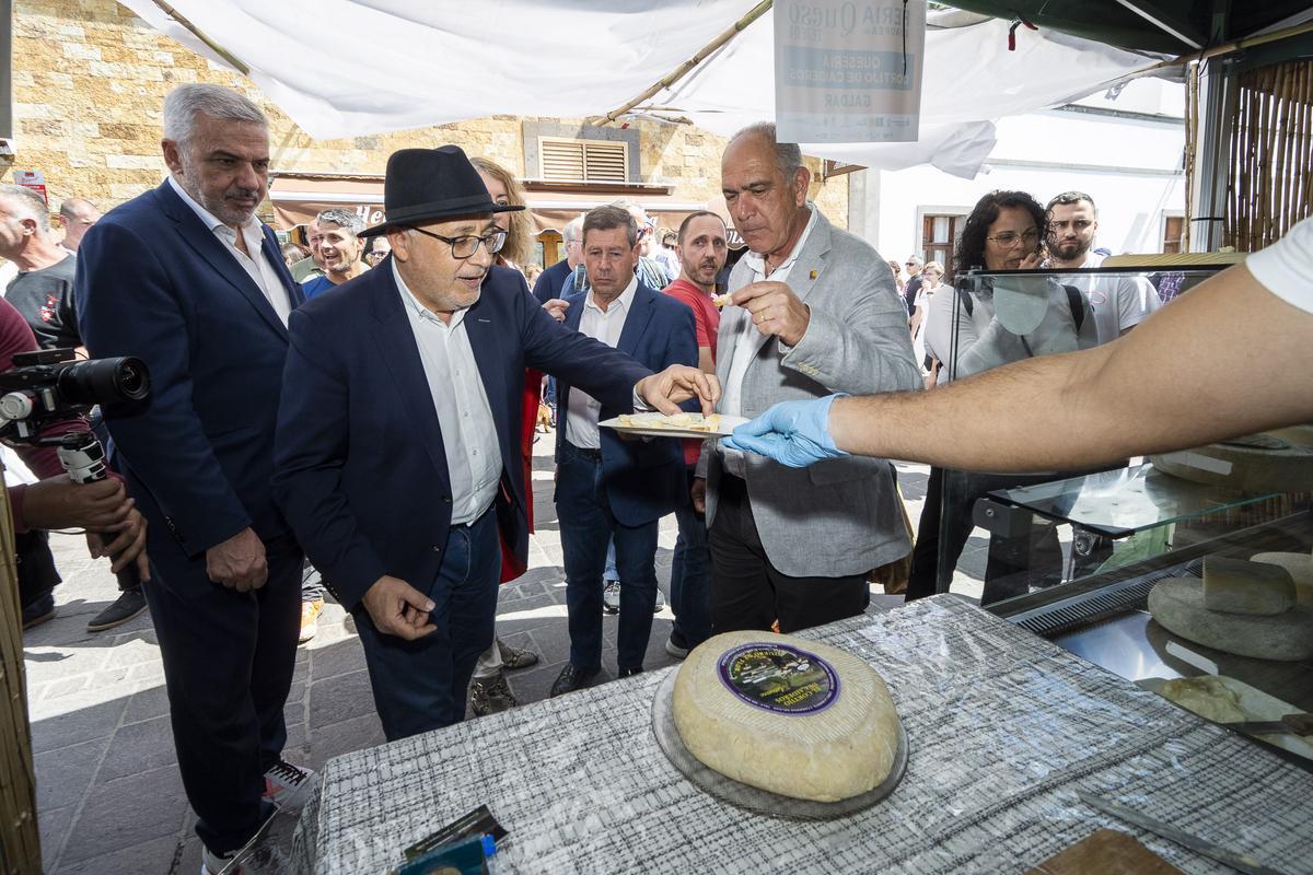 El presidente del Cabildo insular, Antonio Morales, prueba un queso de flor de la Isla.