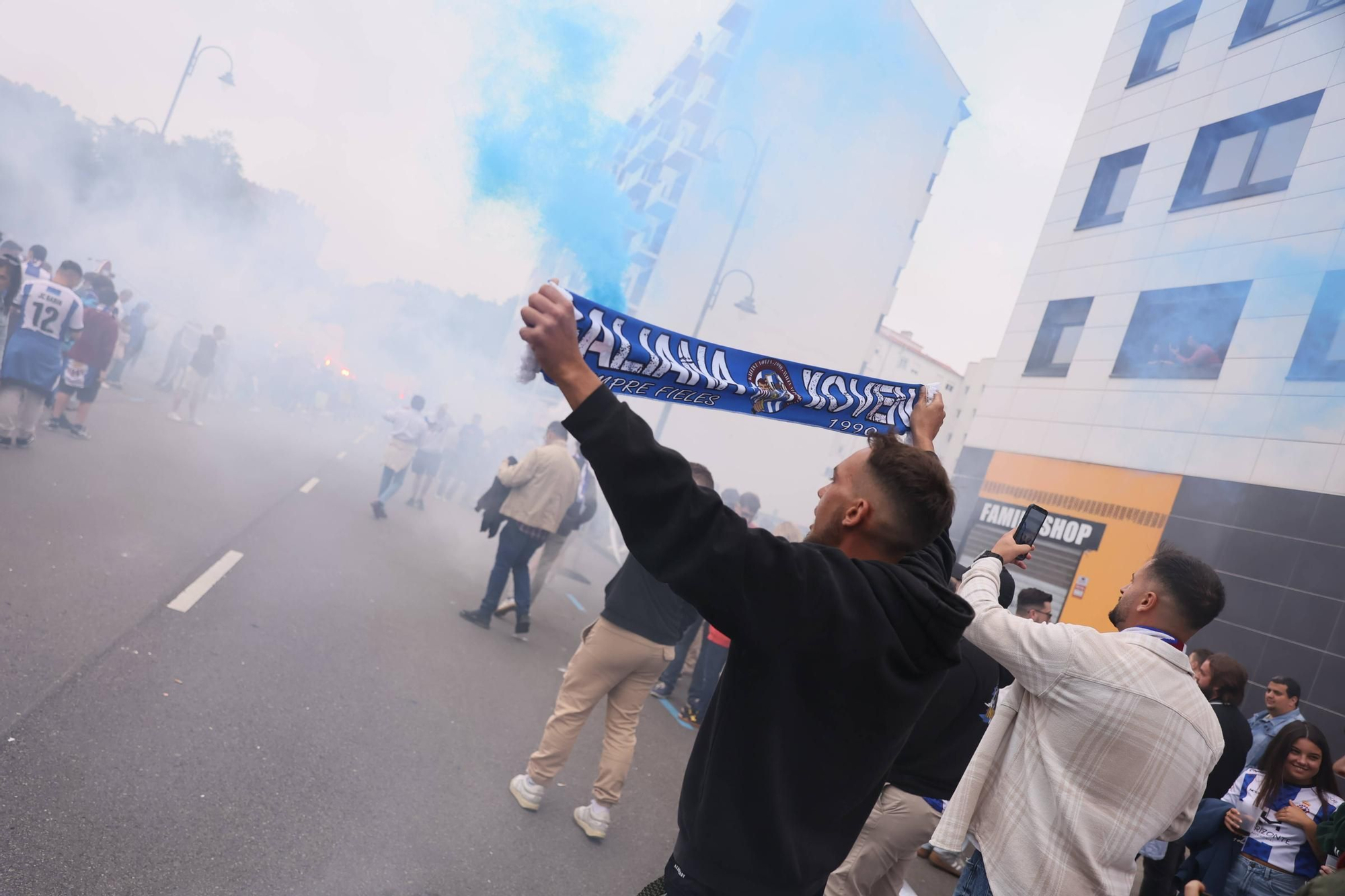 EN IMÁGENES: Avilés se tiñe de blanquiazul para la final por el ascenso ante el Rayo Majadahonda