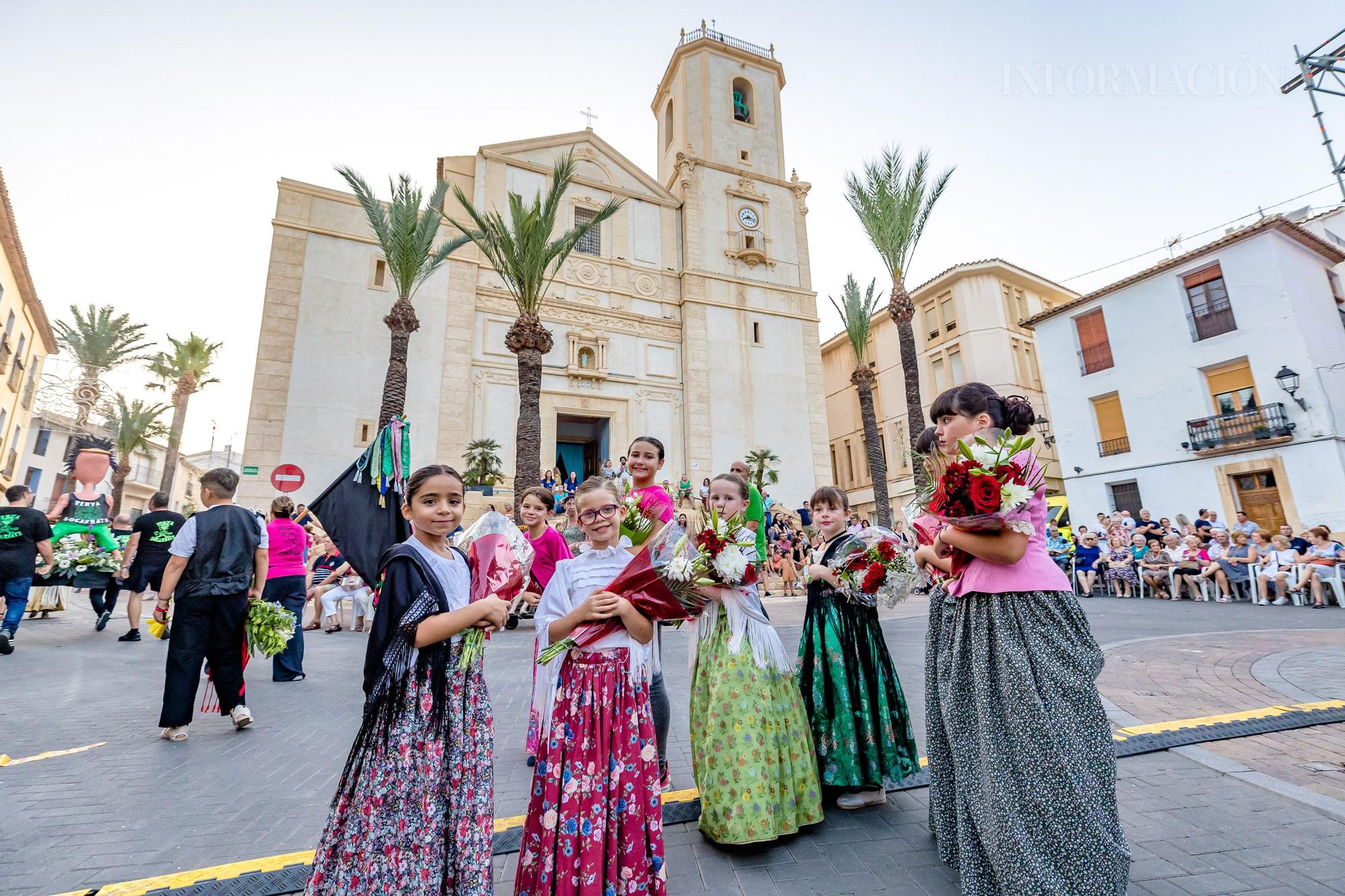 Ofrenda de flores a la Mare de Déu de l'Assumpciò en La Nucía