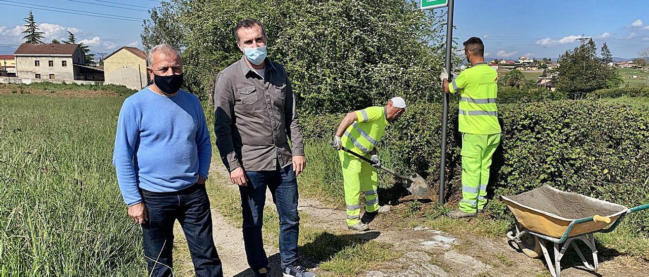 Por la izquierda, Cesar Solís, Alberto Pajares y dos operarios, ayer, en San Miguel. | A. Illescas