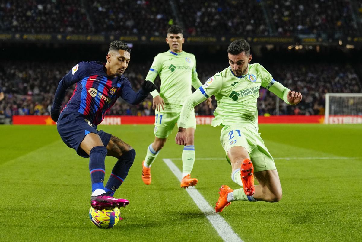 FC Barcelona’s Raphinha (L) in action against Getafe CF’s Juan Iglesias (R) and Carles Aleña, during a Spanish LaLiga soccer match between FC Barcelona and Getafe CF at Camp Nou stadium in Barcelona, Spain, 22 January 2023. EFE/ Enric Fontcuberta