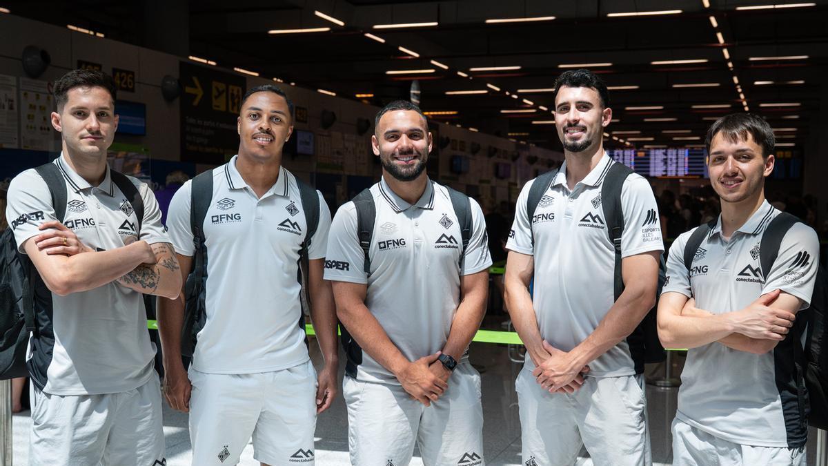 Ernesto, Alisson, Dennis, Deivão y David Peña posan en Son Sant Joan.