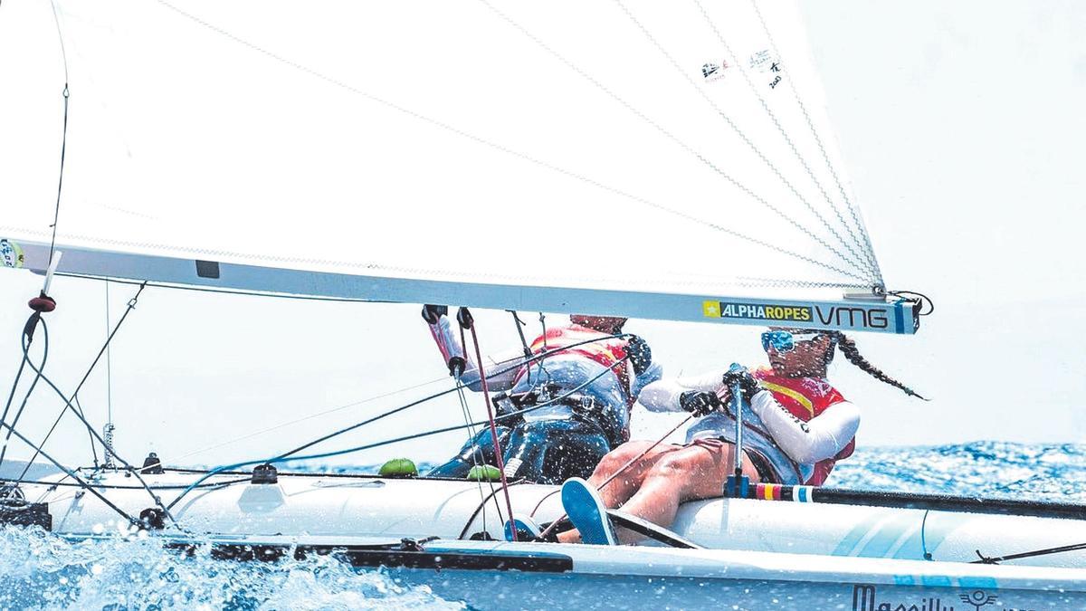 Inés Ameneiro, a la derecha, durante una regata.