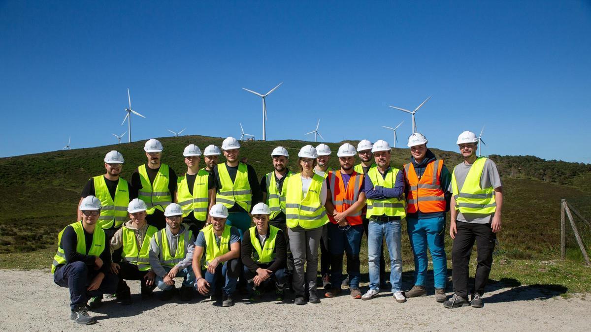 Los alumnos asturianos con el responsable de EDP, Alfredo Menéndez