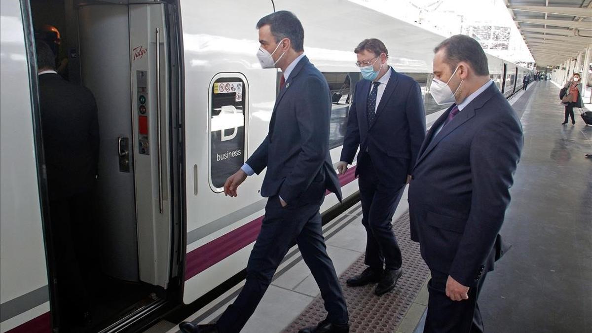 GRAFCVA1516  ALICANTE  01 02 2021 - El presidente del Gobierno  Pedro Sanchez (i) junto al presidente de la Generalitat Valenciana  Ximo Puig (c) y al Ministro de Fomento  Jose Luis Abalos  inauguran el servicio comercial de la nueva linea de tren de alta velocidad (AVE) entre Madrid  Elche y Orihuela (Alicante)  que en un futuro proximo tendra continuidad hasta Murcia  EFE  Morell POOL