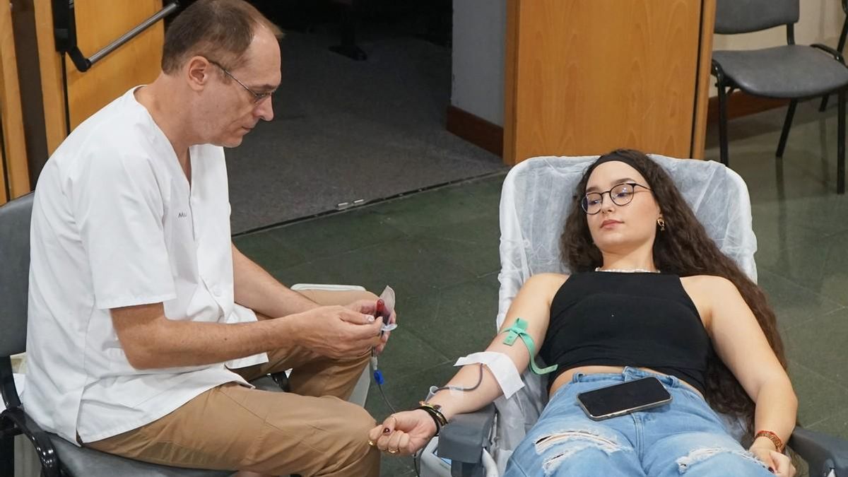 Una joven dona sangre en una imagen de archivo.