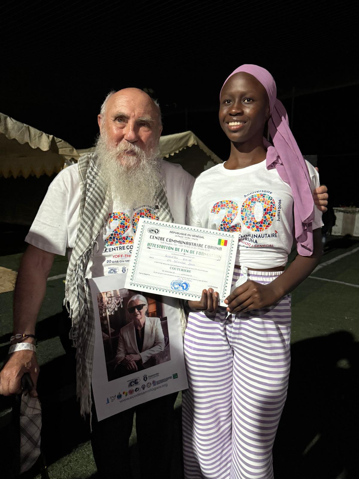 Guillermo Fernández-Obanza posa en Senegal con Aissatou Faye, una de las alumnas del proyecto de formación sanitario, tras terminar el curso.