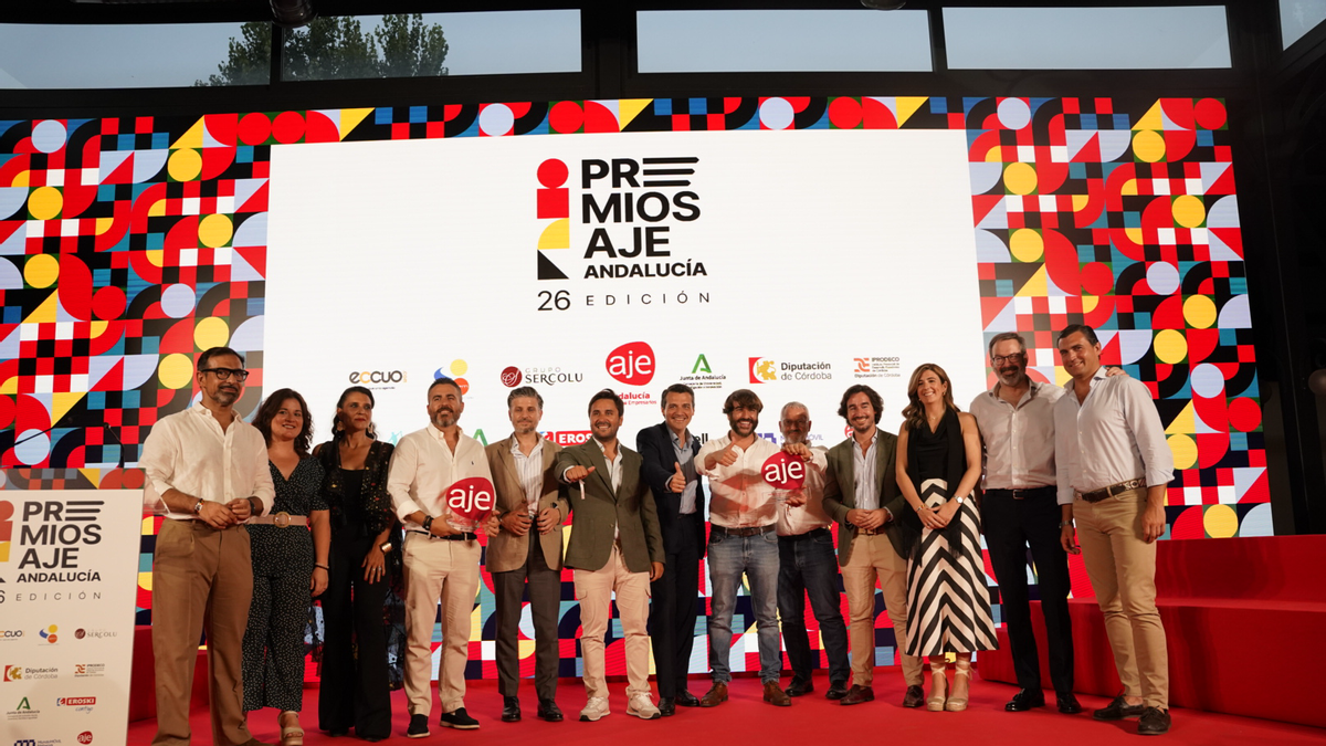 Foto de familia de premiados, instituciones y representantes de AJE en la entrega de los premios.
