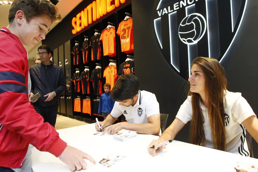 Carlos Soler desata la locura en la Megastore