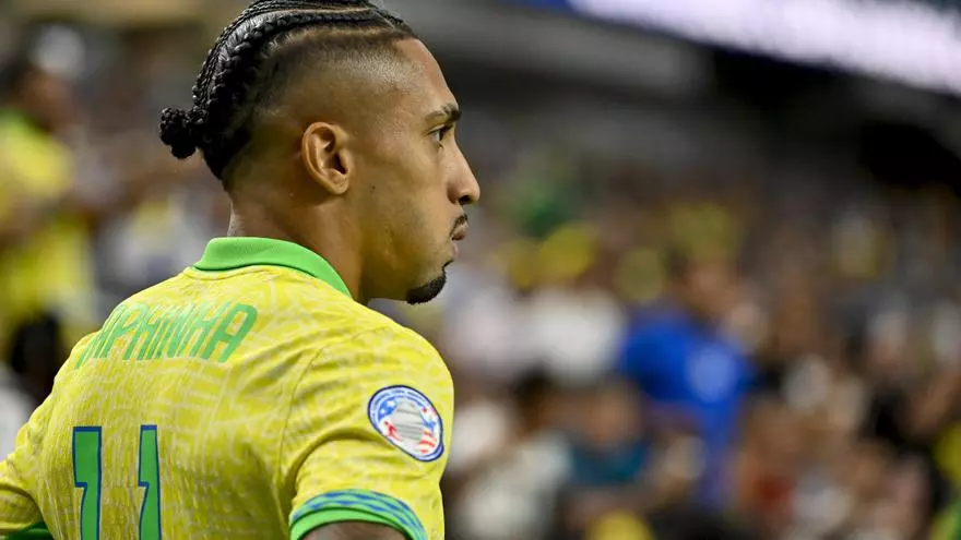 Tras ganar a Brasil... Bielsa fue directo a abrazar y consolar a Raphinha, ex pupilo suyo