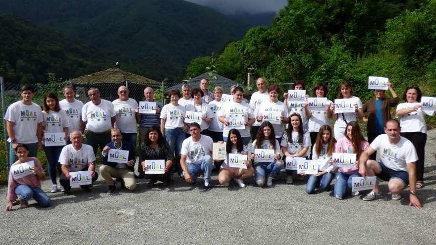 Una parte de los vecinos de Moal con los carteles de apoyo a la candidatura a &quot;Pueblo ejemplar&quot;.