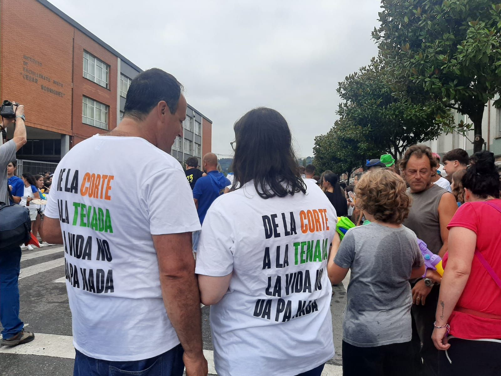 Miles de personas se mojan en Grado: así ha sido el desfile del agua por el centro de la villa moscona