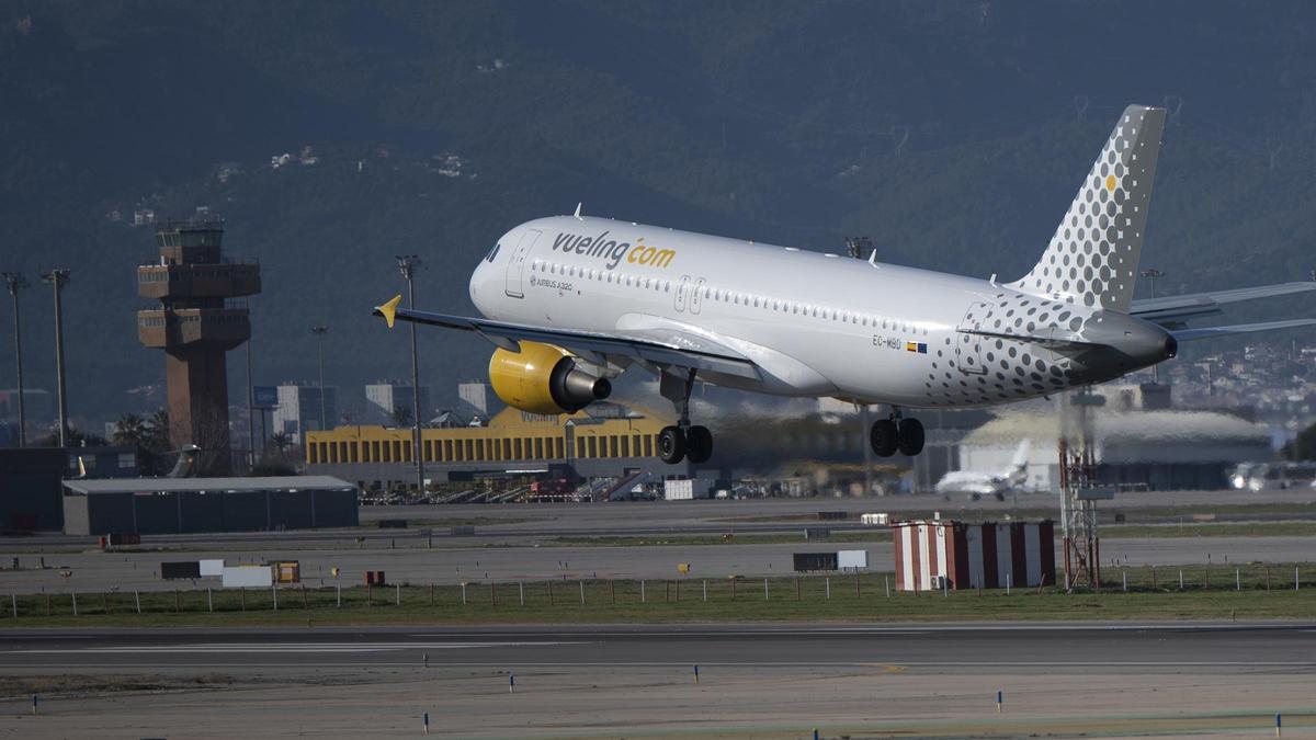 Un avión de la compañía Vueling aterrizando en el aeropuerto Josep Tarradellas - El Prat