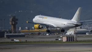 Un avión de la compañía Vueling aterrizando en el aeropuerto Josep Tarradellas - El Prat
