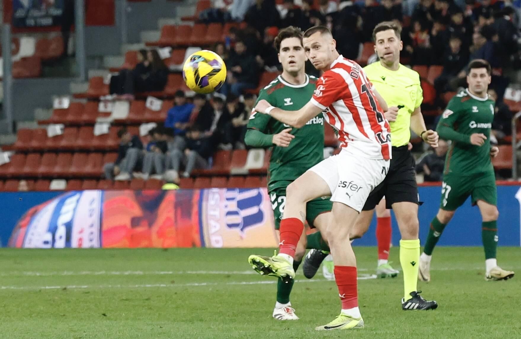 El partido entre el Sporting y el Eibar, en imágenes