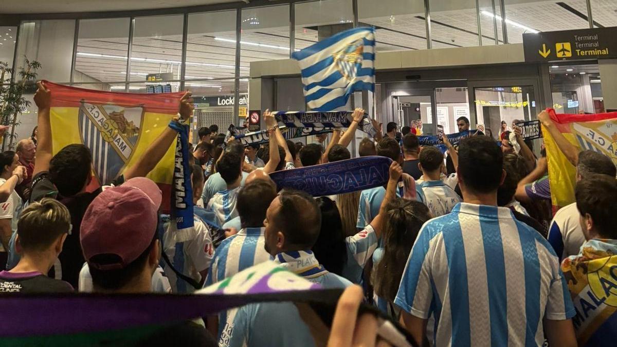 Espectacular recibimiento en el aeropuerto al Málaga CF, tras sellar el play off de ascenso