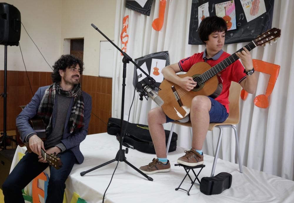 El guitarrista Pablo Sáinz Villegas en el colegio Parque Infantil de Oviedo