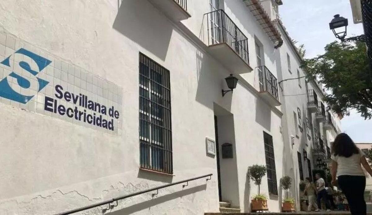 Una mujer pasa delante de la fachada principal de la antigua Casa del Gobernador en Marbella