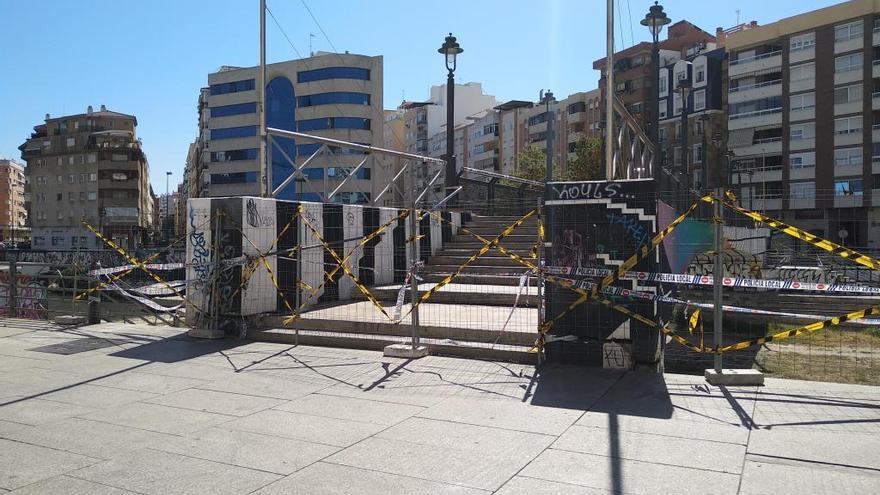 El puente peatonal situado a la altura del CAC sigue precintado.