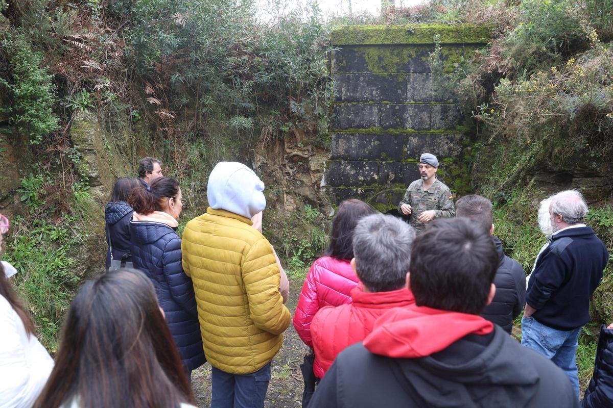 El recorrido guiado por el recinto militar de San Vicente de O Grove.