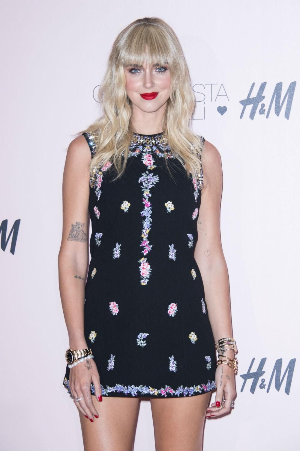 Chiara Ferragni con un look de Giambattista Valli en su desfile en Roma para H&M y un sorprendente peinado ondulado con falso flequillo recto