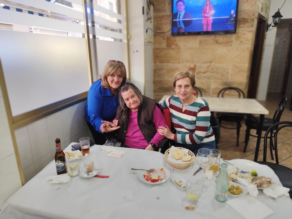 Las amigas comieron juntas como hicieron durante un mes en las colonias escolares en un colegio del barrio de Carolinas en Alicante