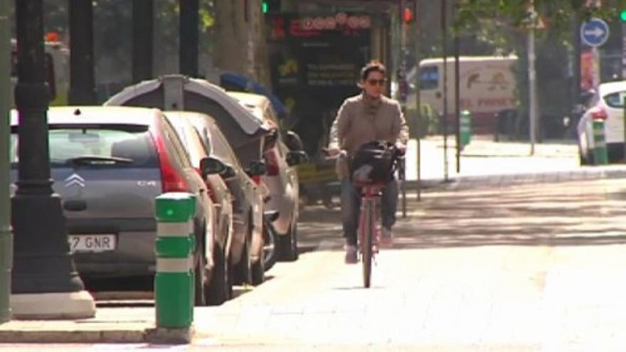 Desarrollan un casco plegable para ciclistas