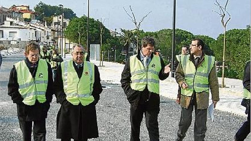 Un dels moments de la visita del Conseller Joaquim Nadal a la urbanització, a l&#039;Escala.