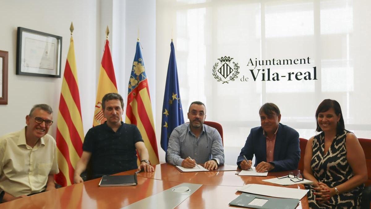 El alcalde, José Benlloch, durante la firma del préstamo con representantes de Banco Sabadell, entre otros.