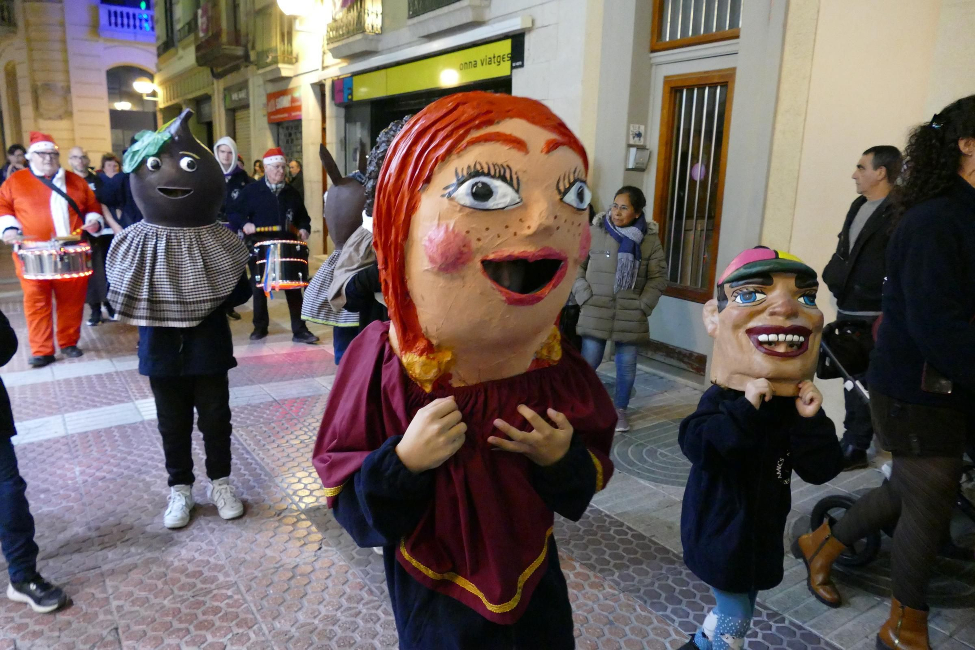 Figueres estrena sis nous capgrossos amb una cercavila pel centre de la ciutat