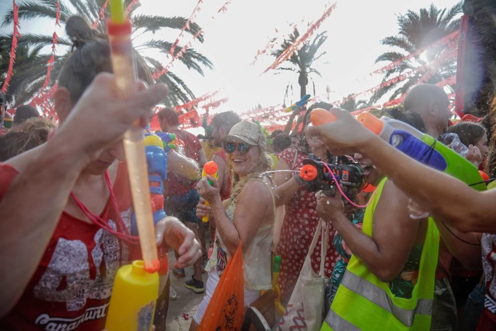 Palma celebra la batalla de agua entre Canamunt y Canavall