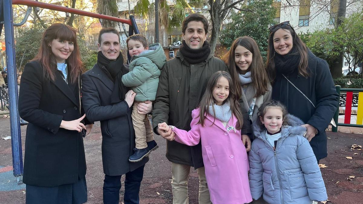 La familia de Berta y Ena, jugando en el parque.