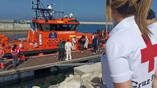 Salvamento Marítimo rescata a 14 personas en una patera a 26 millas de Santa Pola