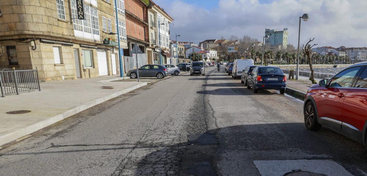 Vista del mal estado del asfalto en Ribeira de Fefiñáns en una imagen de la semana pasada. | IÑAKI ABELLA