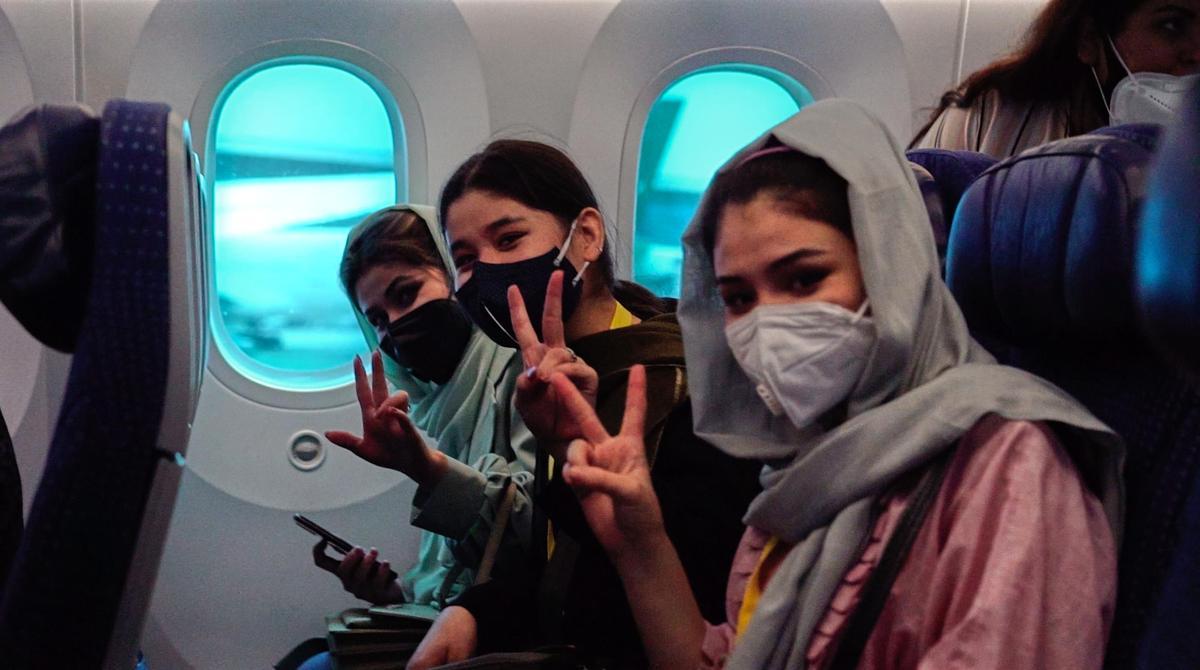 Tres mujeres afganas, felices en el Boeing de Solidaire, el pasado miércoles, al ser rescatadas en Islamabad.