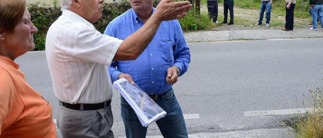 Sotelo, con representantes de una antena colectiva.