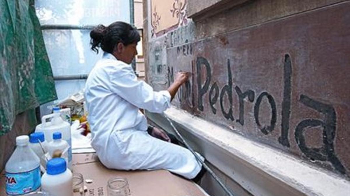 La restauración 8 Una joven trabaja para proteger la inscripción.