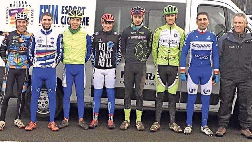 Los componentes de la selección de Balears de ciclocross en Torrelavega.