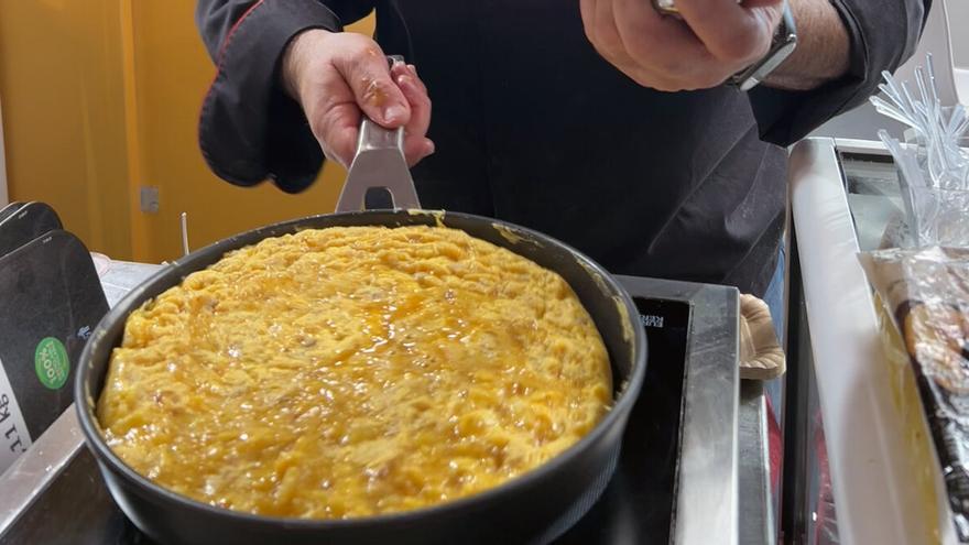 El truco viral de un chef para dar la vuelta a la tortilla de patatas &#039;sin liarla&#039;