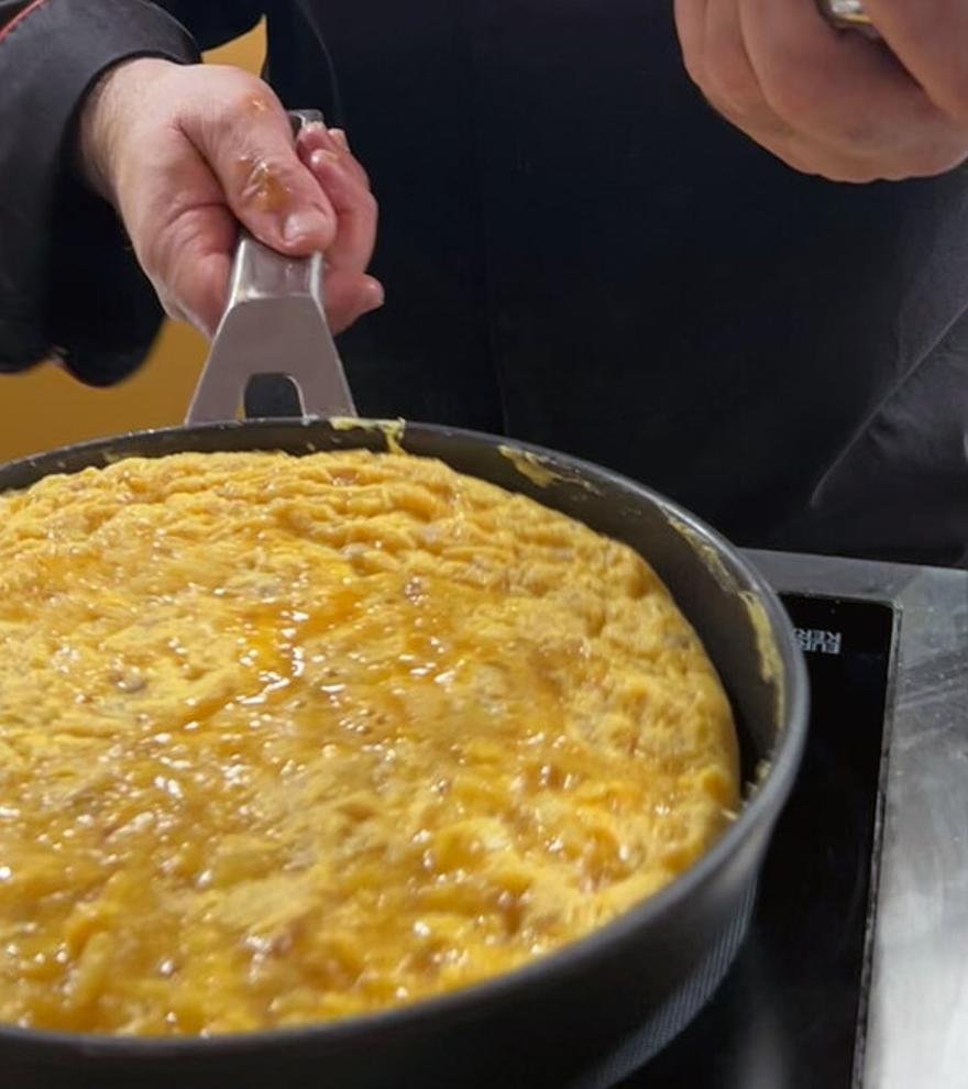 El truco viral de un chef para dar la vuelta a la tortilla de patatas &#039;sin liarla&#039;