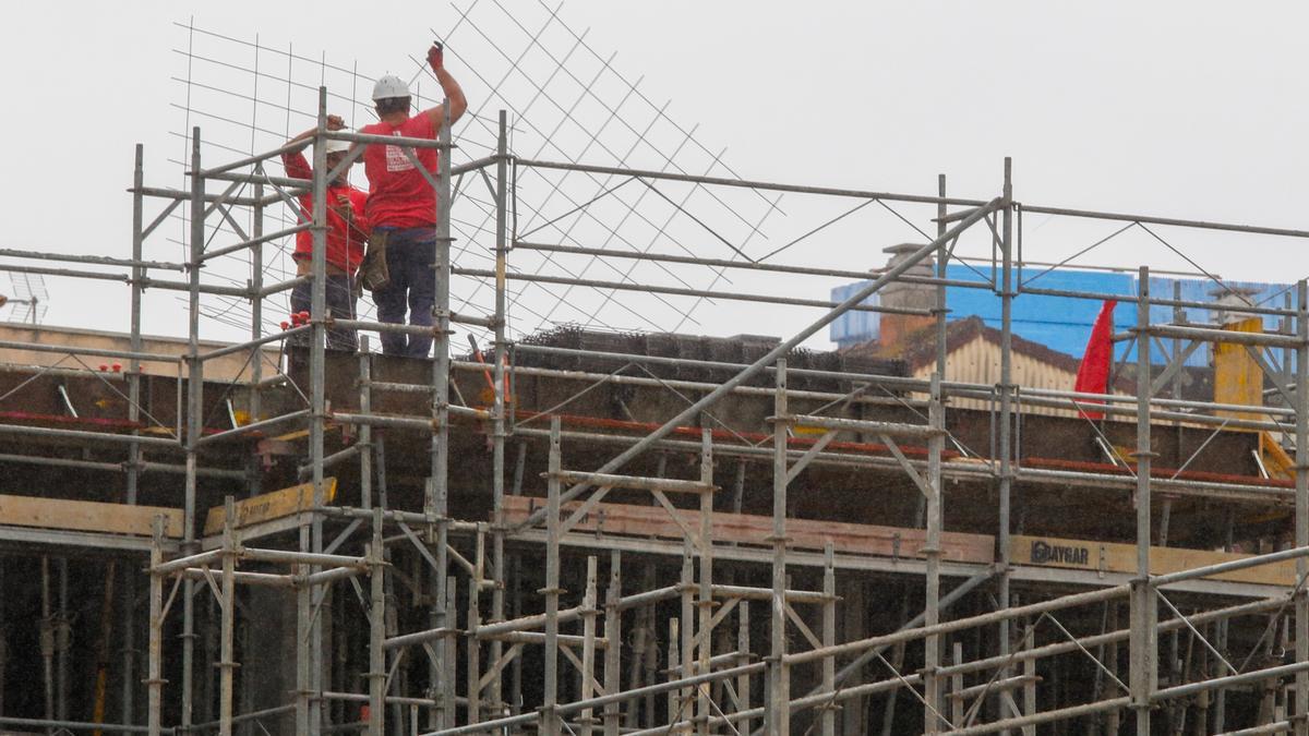 Las obras en estos edificios de Rosalía de Castro se han retomado tras varios años paralizadas.